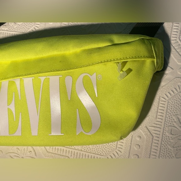 Levi’s Crossbody Bag in Neon Yellow NWT but has small markings from storage - Picture 3 of 10